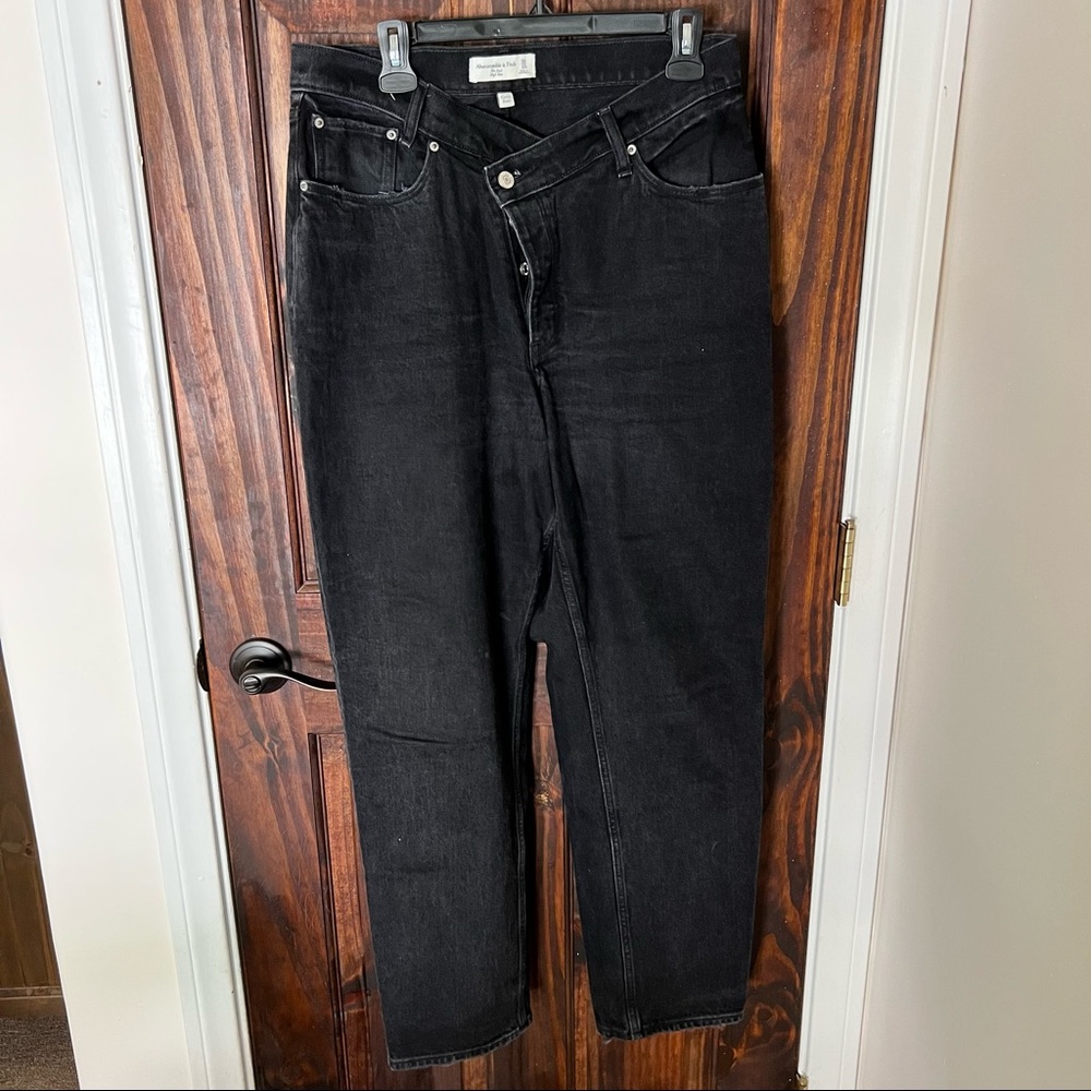 Abercrombie curve-love asymmetrical dad jeans in black size 30